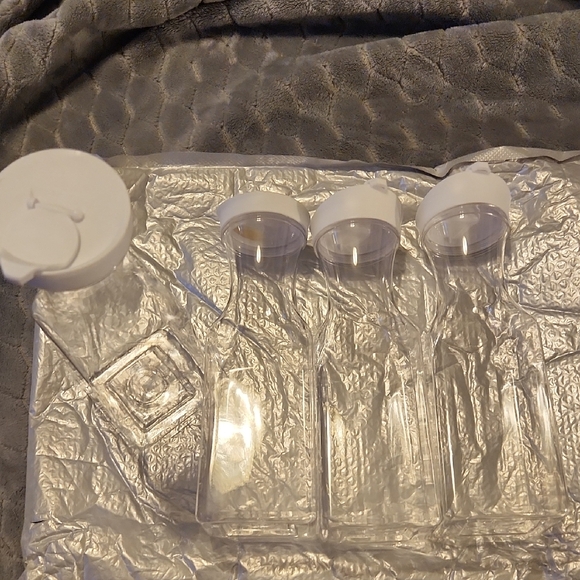 Other - 🍀4 New Clear Juice Bottles with White Caps